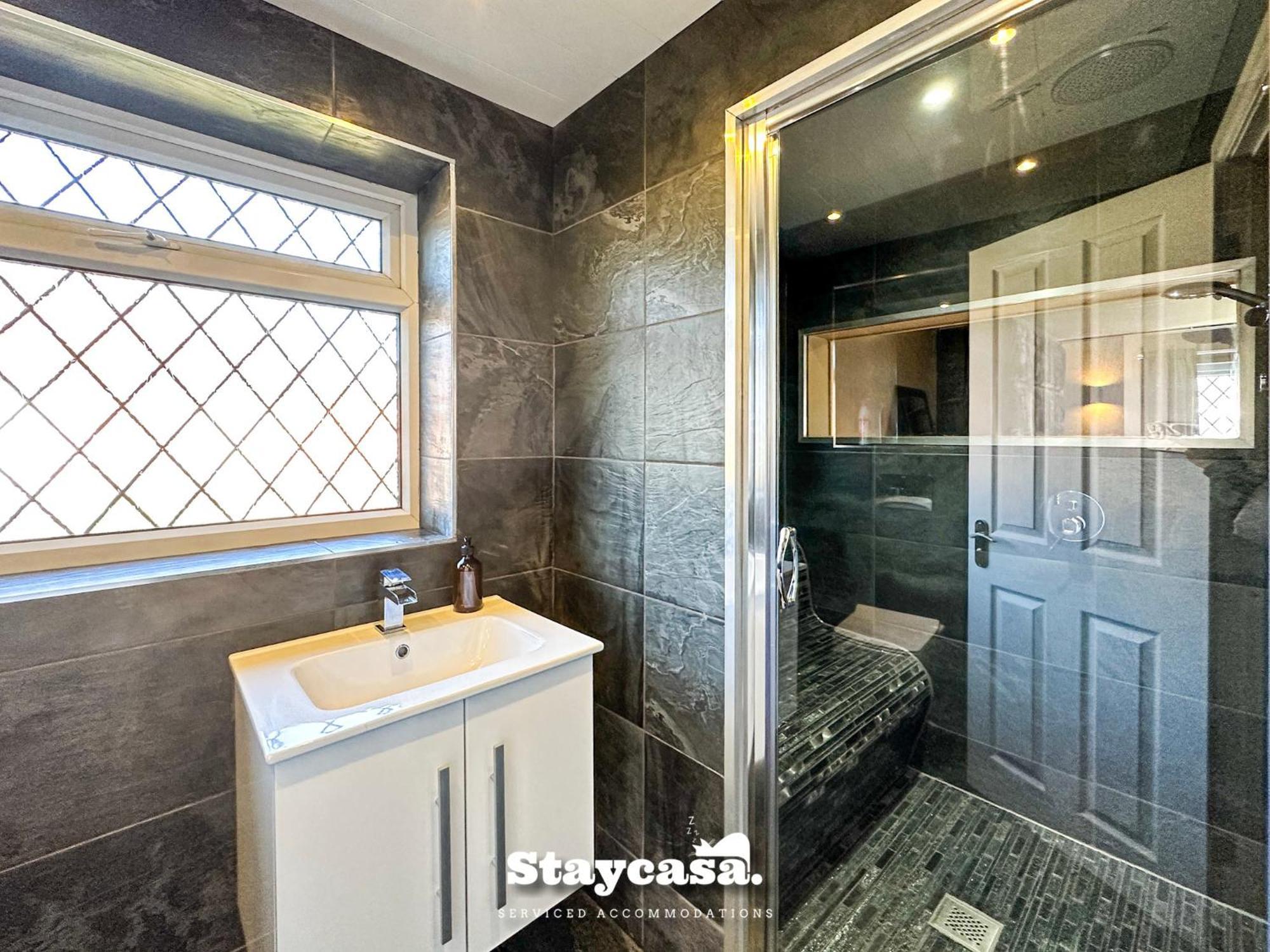 Beautiful Detached - Jacuzzi Bath - Parking Casa de férias
