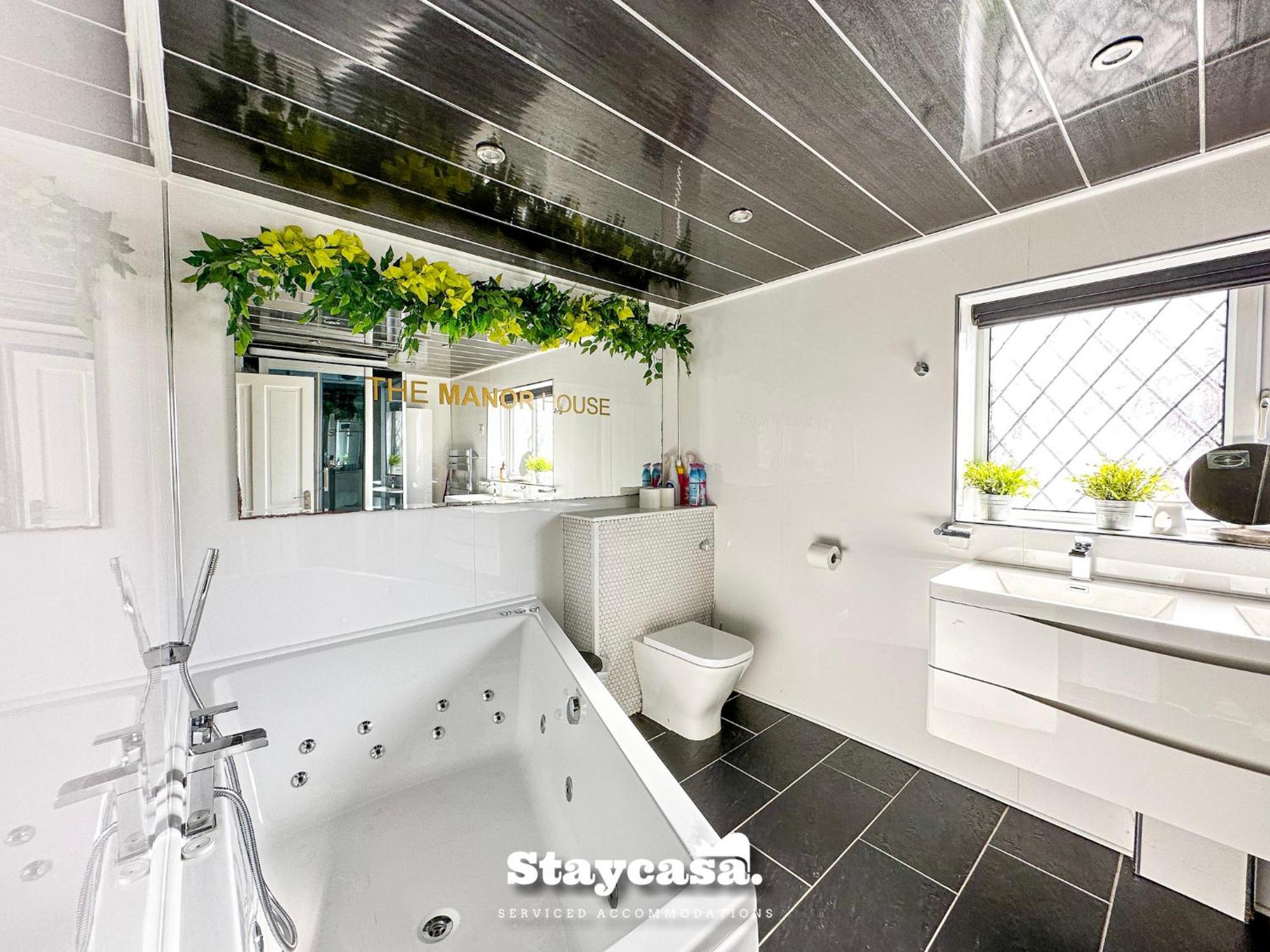 Casa de férias Beautiful Detached - Jacuzzi Bath - Parking